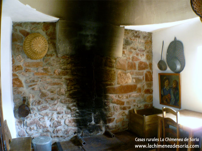 La chimenea serrana cónica de las Casas Rurales La Chimenea de Soria