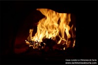 Fuego en una de las chimeneas de las Casas Rurales La Chimenea de Soria